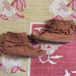 Minnetonka Double Fringe Boot Brown size 9